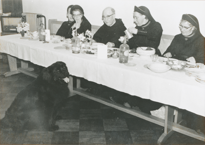 876757 Afbeelding van pater Sebastianus van Nuenen, aan de maaltijd, op bezoek bij de Zusters Augustinessen van ...